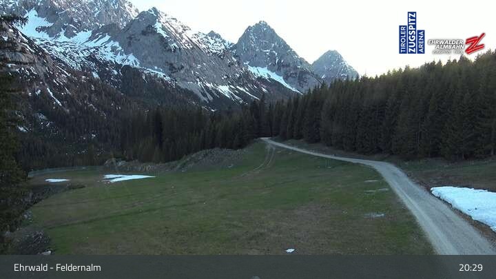 Archived image Webcam Ehrwald Alm - Feldernalm Zugspitze