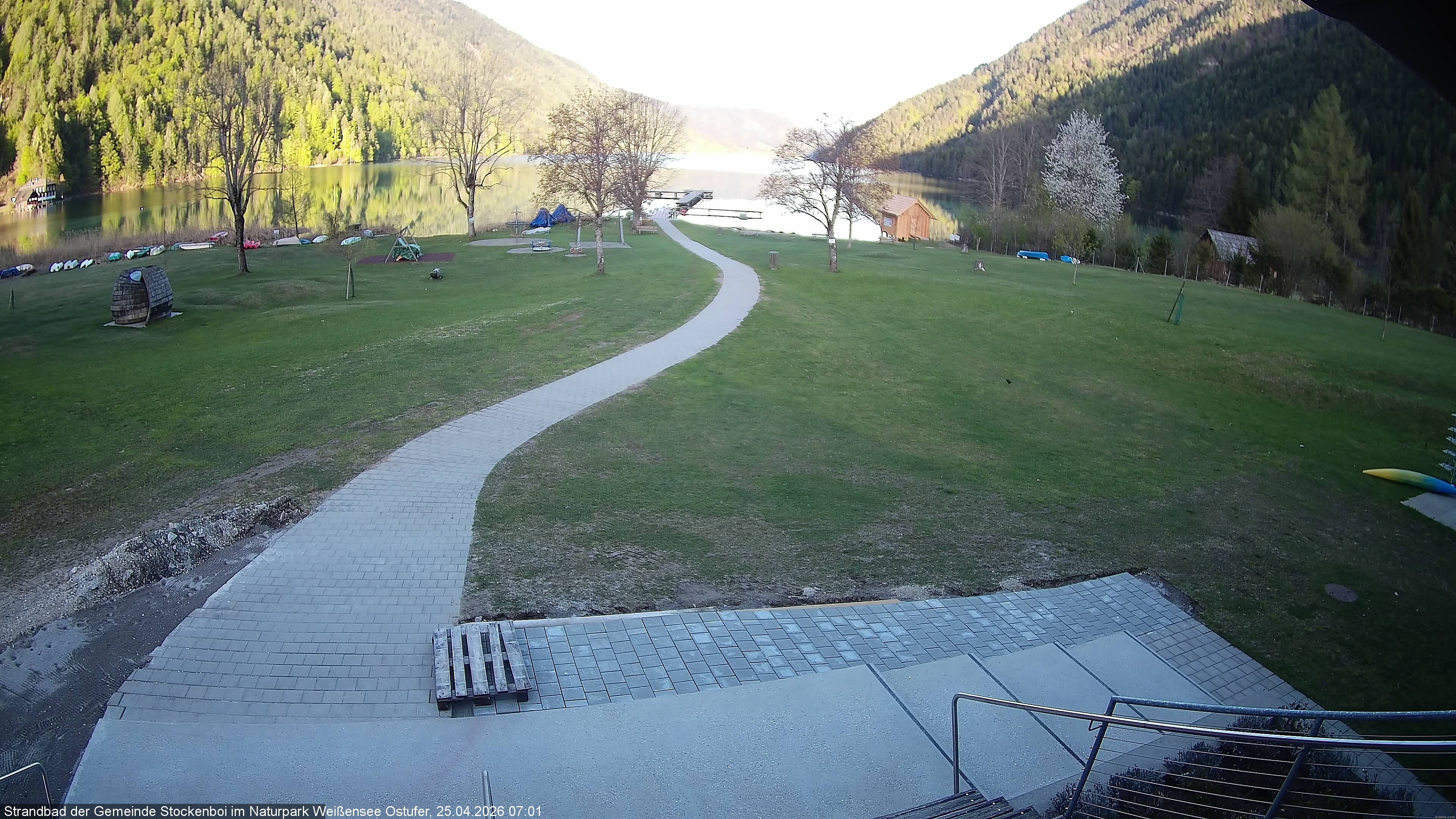Archived image Webcam Lake Weissensee (East side)