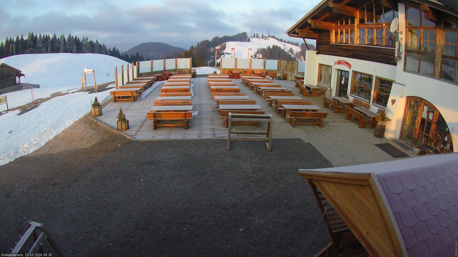 Archiv Foto Webcam Dreiländereck in der Region Villach: Bergrestaurant