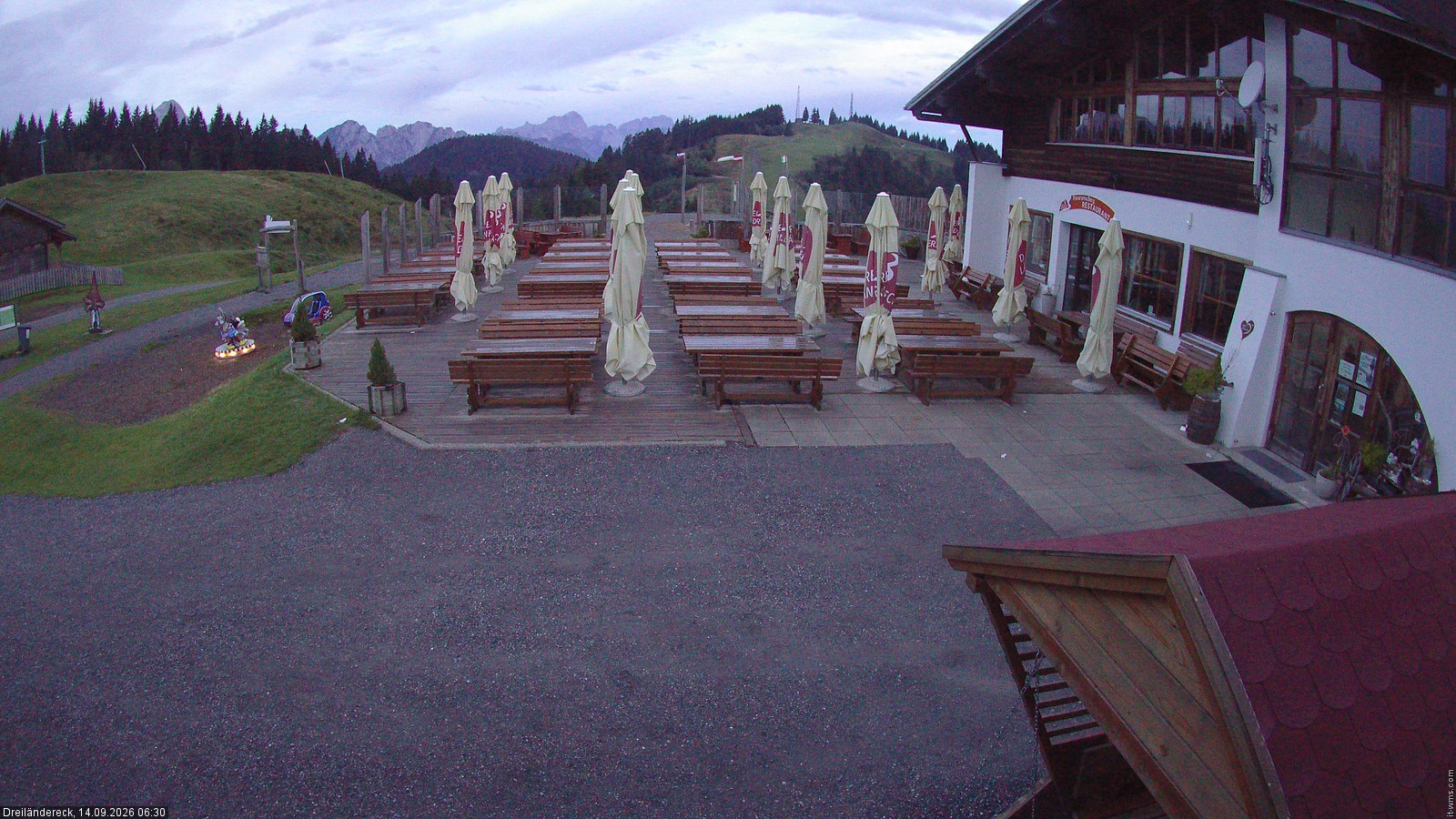 Archiv Foto Webcam Dreiländereck in der Region Villach: Bergrestaurant