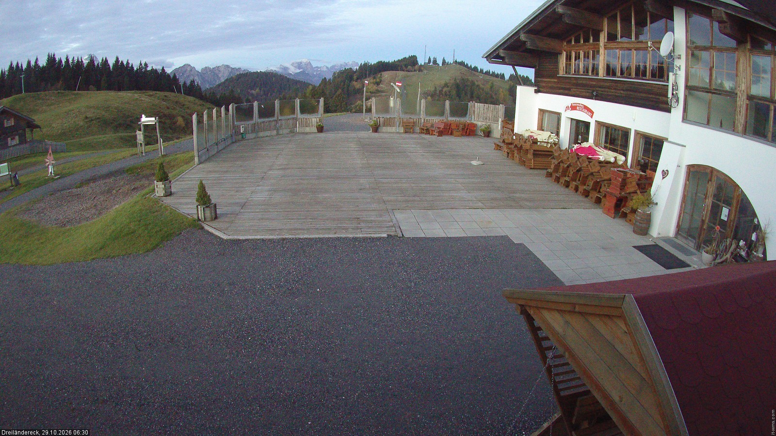Archiv Foto Webcam Dreiländereck in der Region Villach: Bergrestaurant