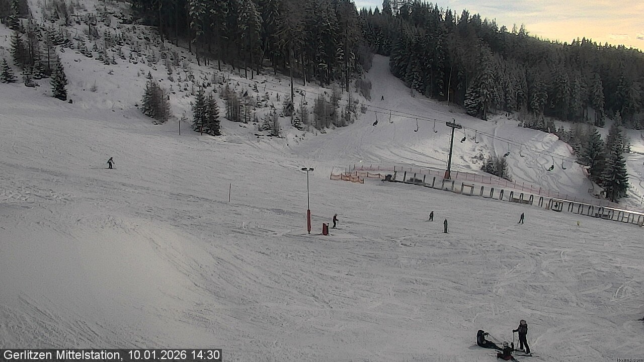 Archiv Foto Webcam Kanzelhöhe: Schirmbar und Sonnenarena