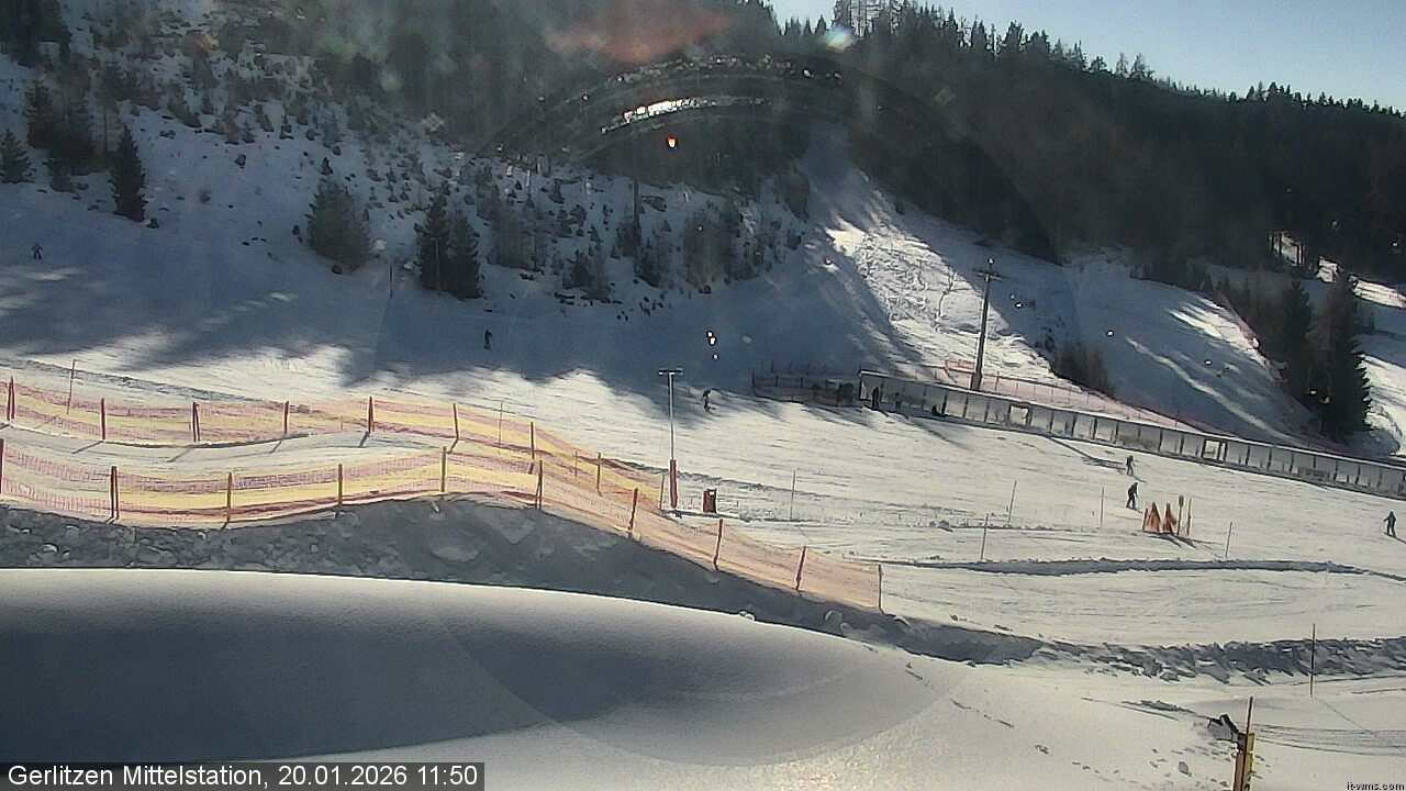 Archiv Foto Webcam Kanzelhöhe: Schirmbar und Sonnenarena