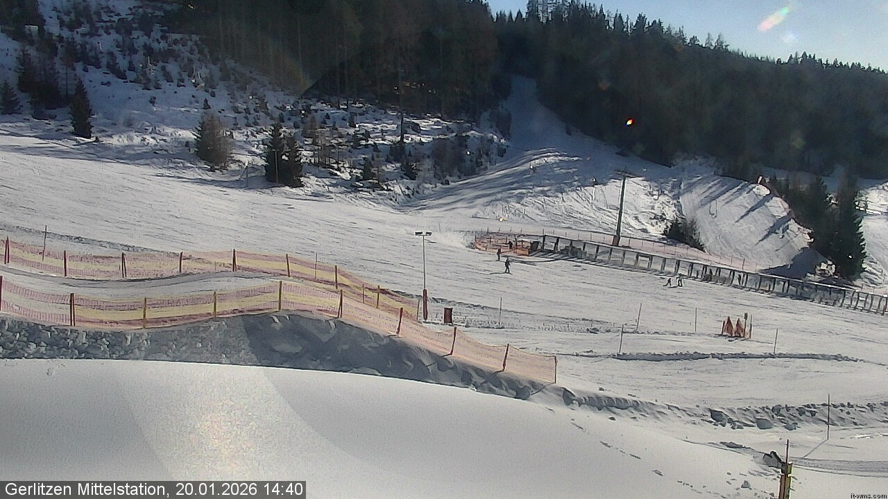 Archiv Foto Webcam Kanzelhöhe: Schirmbar und Sonnenarena