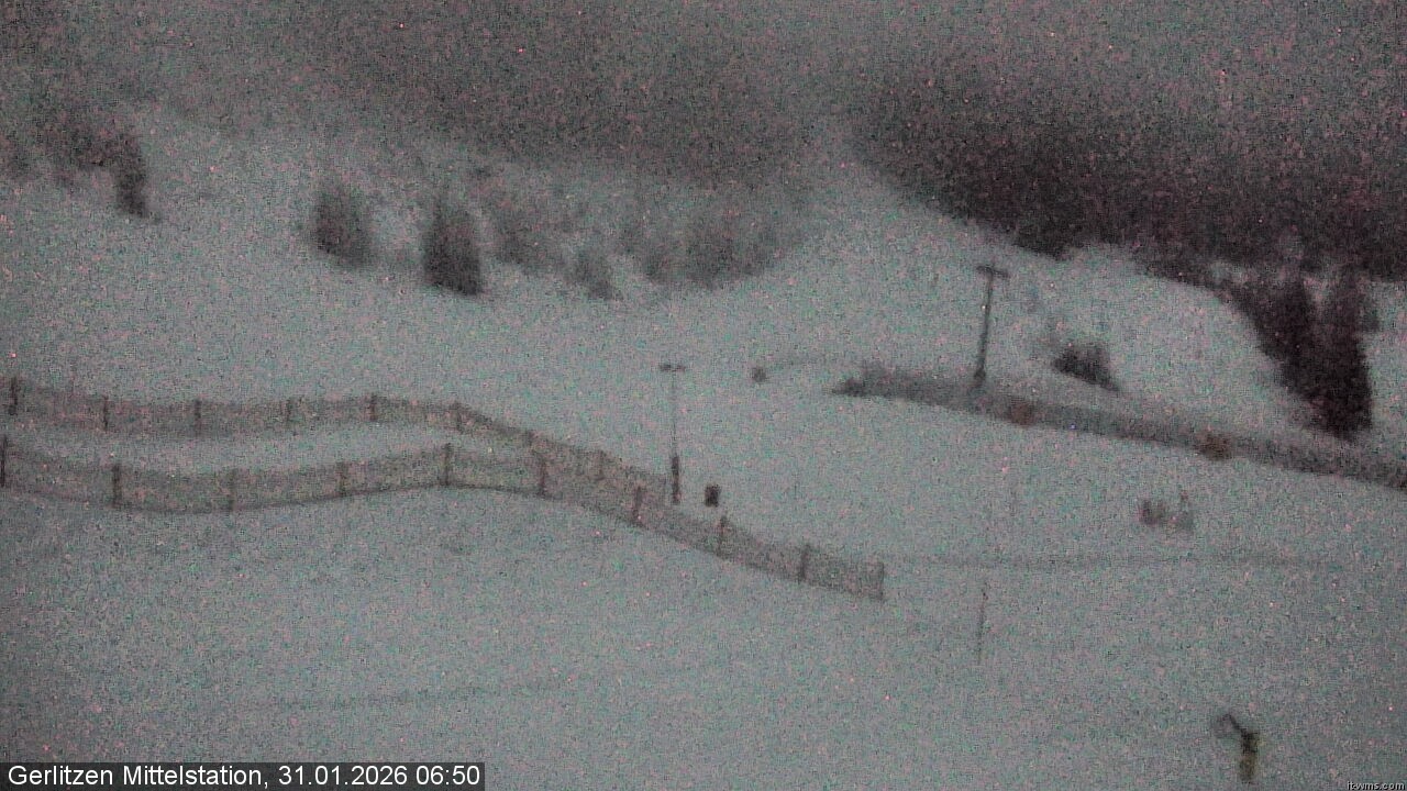 Archiv Foto Webcam Kanzelhöhe: Schirmbar und Sonnenarena