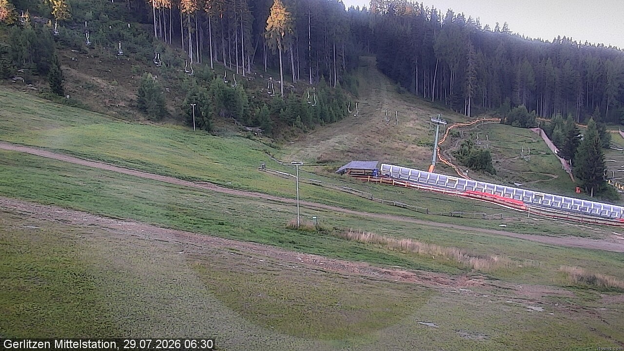Archiv Foto Webcam Kanzelhöhe: Schirmbar und Sonnenarena