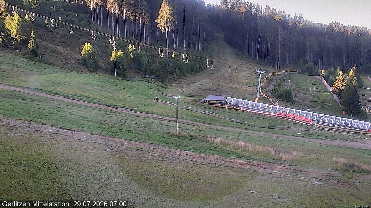 Archiv Foto Webcam Kanzelhöhe: Schirmbar und Sonnenarena
