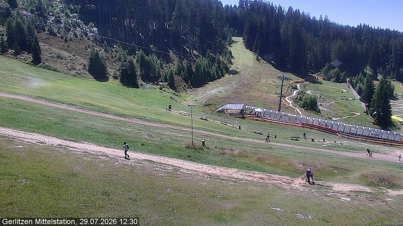 Archiv Foto Webcam Kanzelhöhe: Schirmbar und Sonnenarena