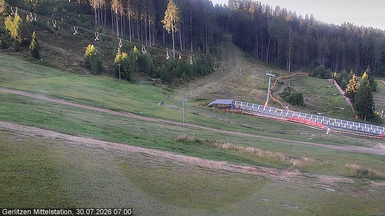 Archiv Foto Webcam Kanzelhöhe: Schirmbar und Sonnenarena
