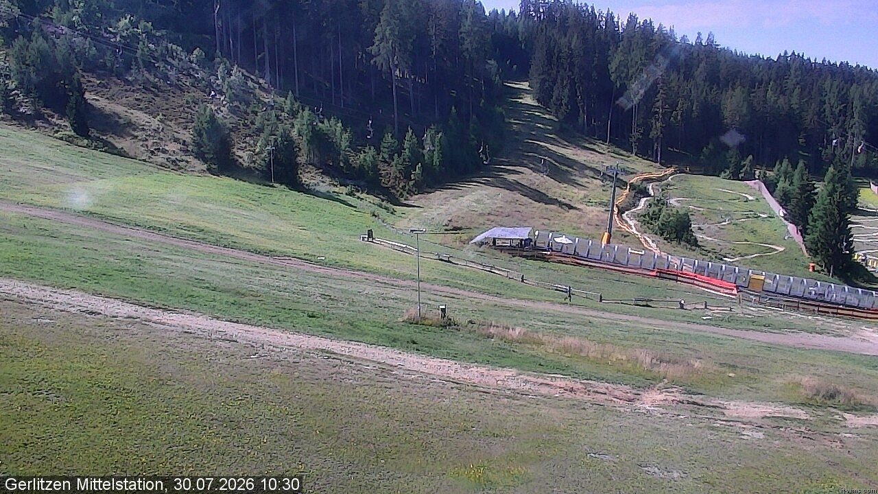 Archiv Foto Webcam Kanzelhöhe: Schirmbar und Sonnenarena