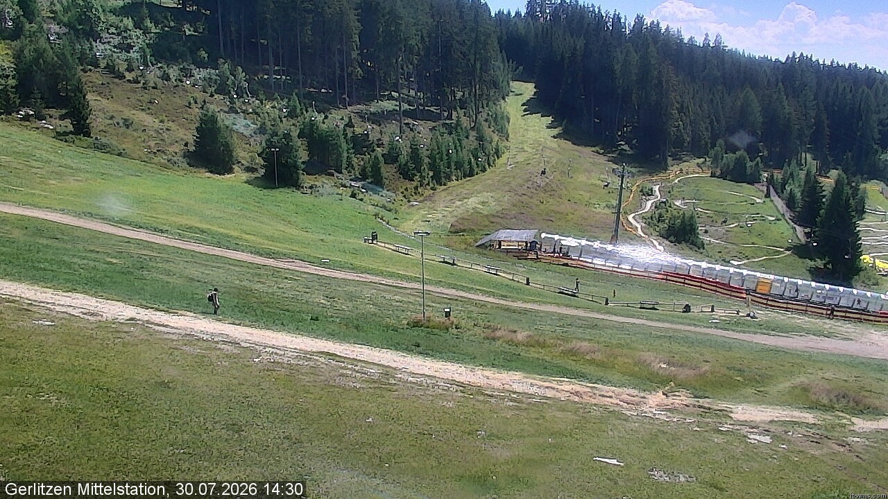 Archiv Foto Webcam Kanzelhöhe: Schirmbar und Sonnenarena