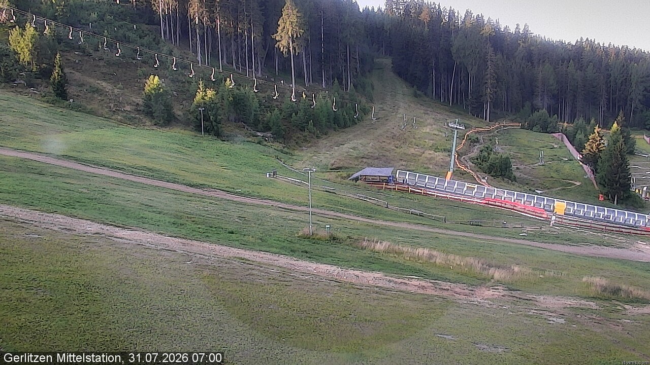 Archiv Foto Webcam Kanzelhöhe: Schirmbar und Sonnenarena