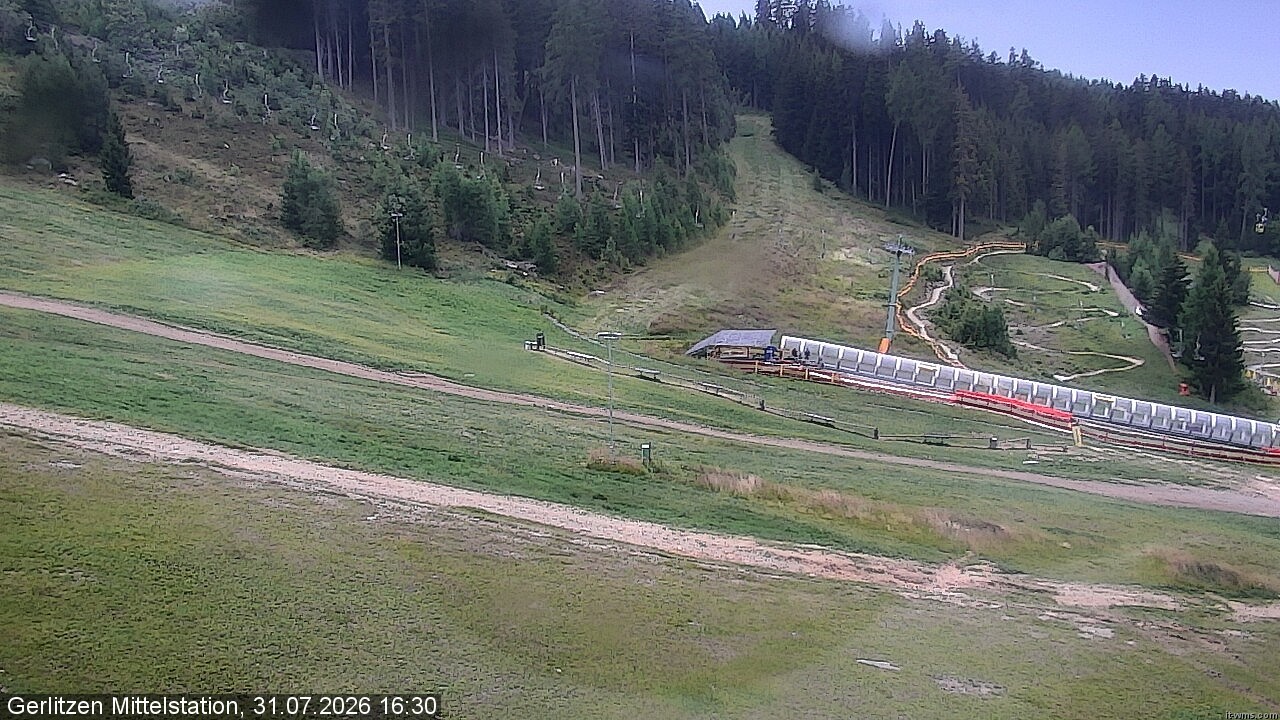 Archiv Foto Webcam Kanzelhöhe: Schirmbar und Sonnenarena