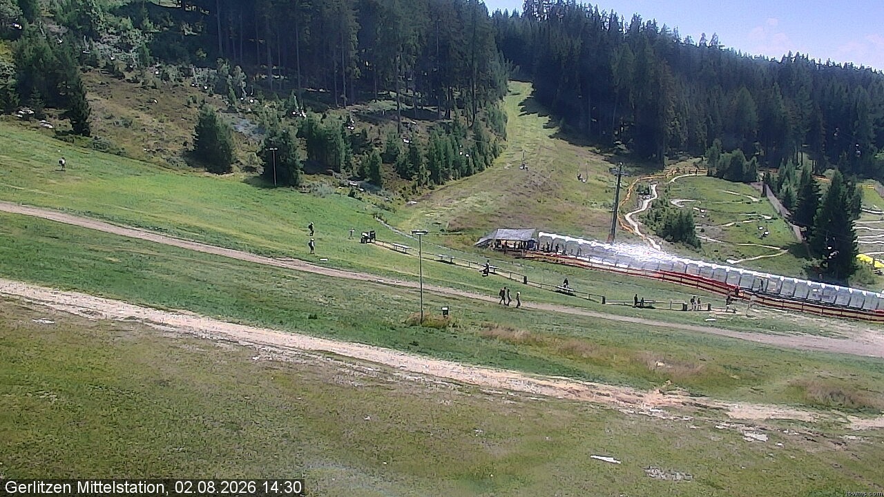 Archived image Webcam Umbrella bar and sun arena, Gerlitzen
