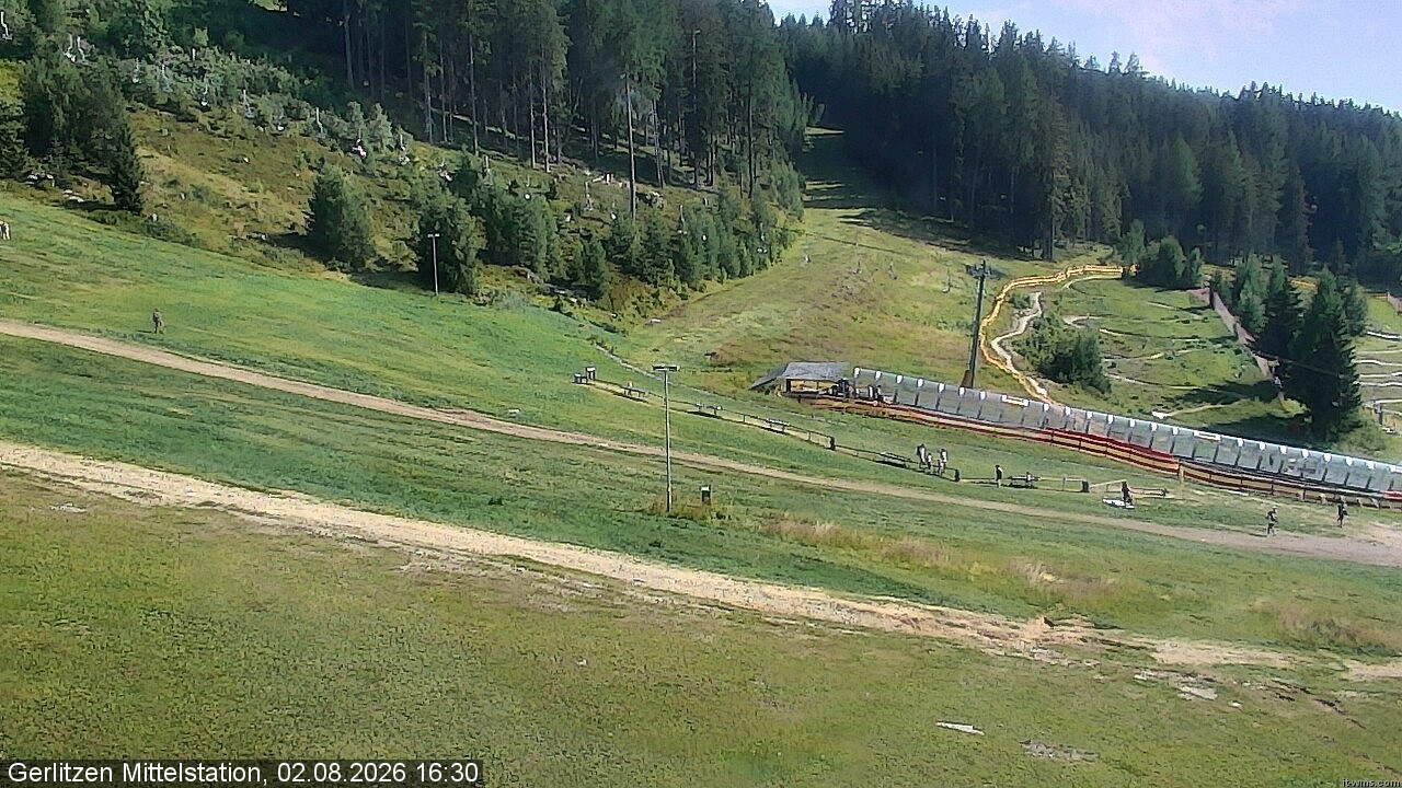 Archived image Webcam Umbrella bar and sun arena, Gerlitzen