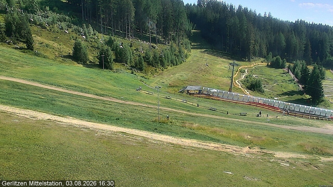 Archived image Webcam Umbrella bar and sun arena, Gerlitzen