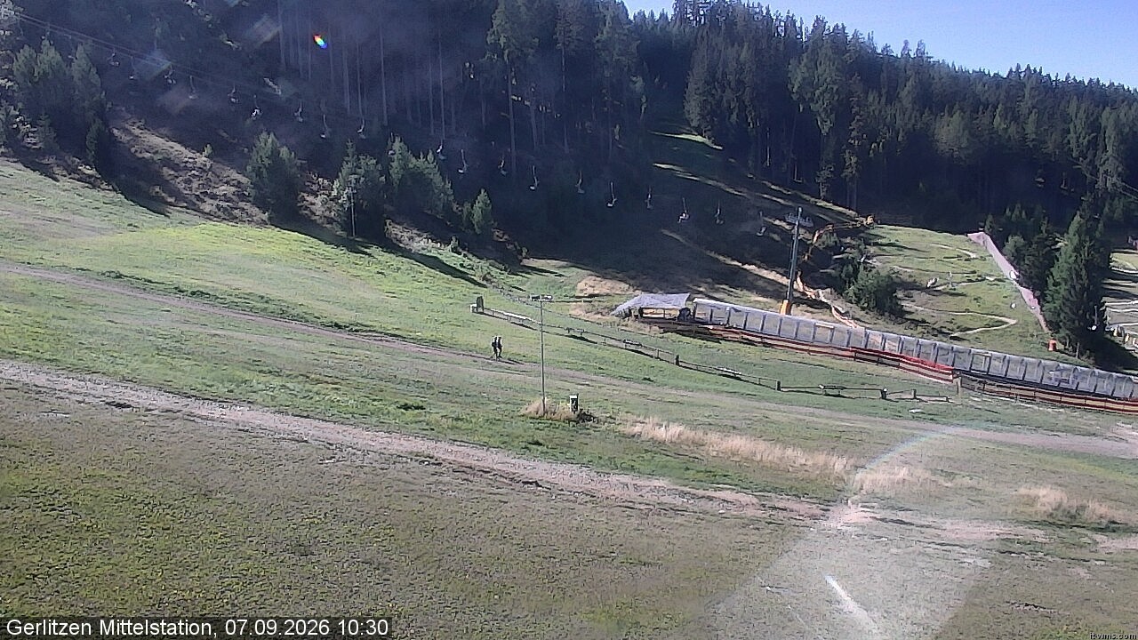 Archiv Foto Webcam Kanzelhöhe: Schirmbar und Sonnenarena