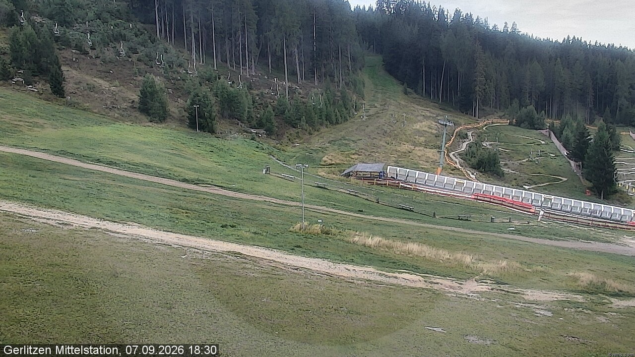 Archiv Foto Webcam Kanzelhöhe: Schirmbar und Sonnenarena