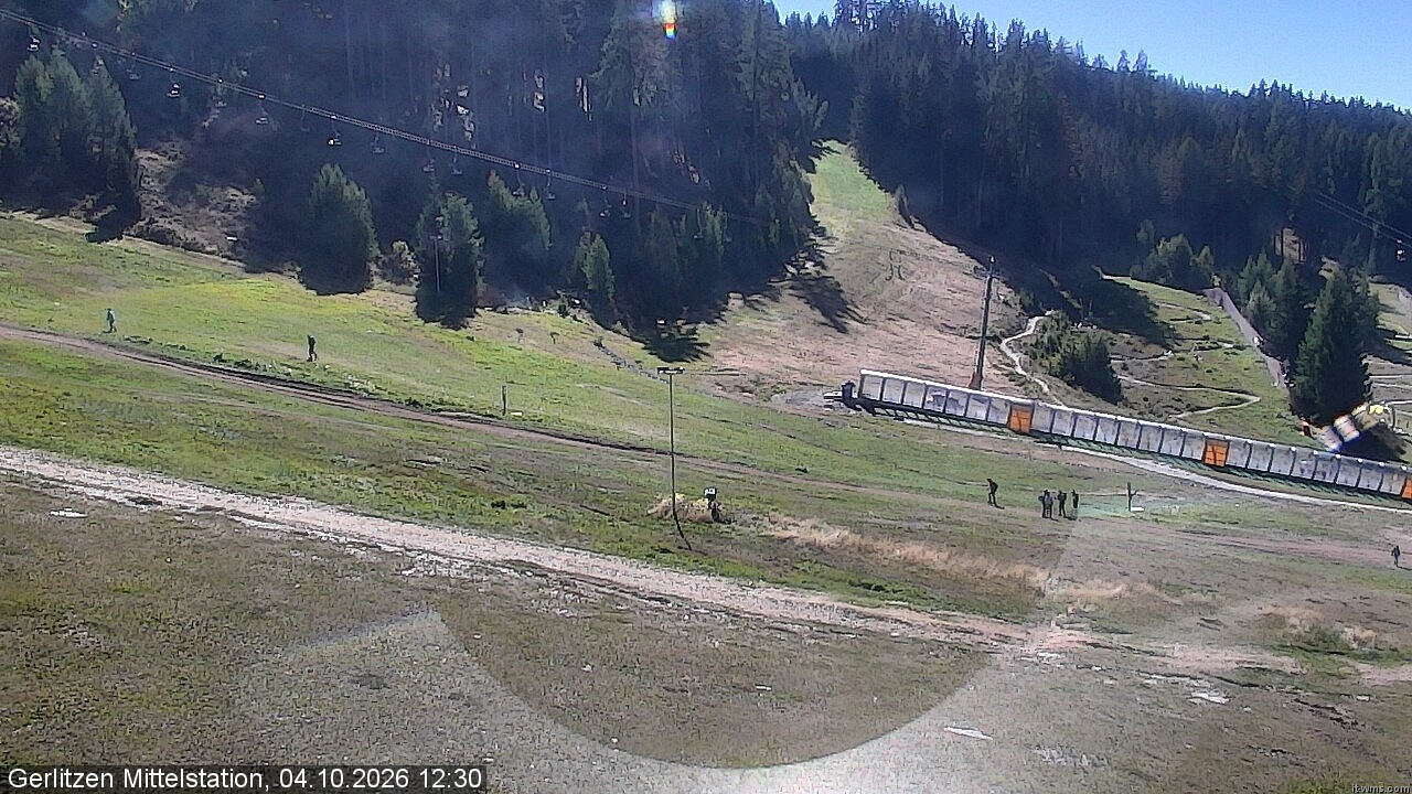 Archiv Foto Webcam Kanzelhöhe: Schirmbar und Sonnenarena