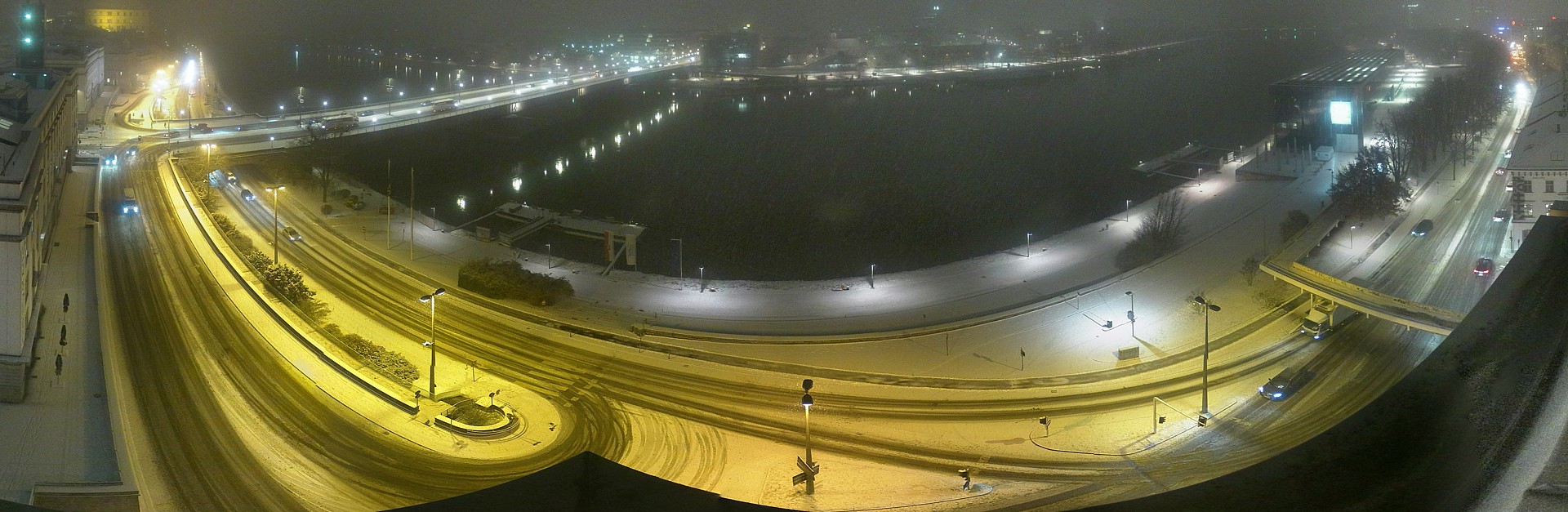 Archived image Webcam Linz: Generali building at the Danube