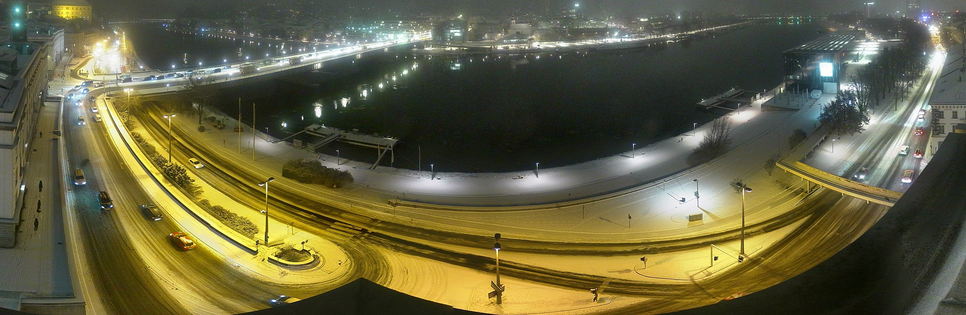 Archived image Webcam Linz: Generali building at the Danube