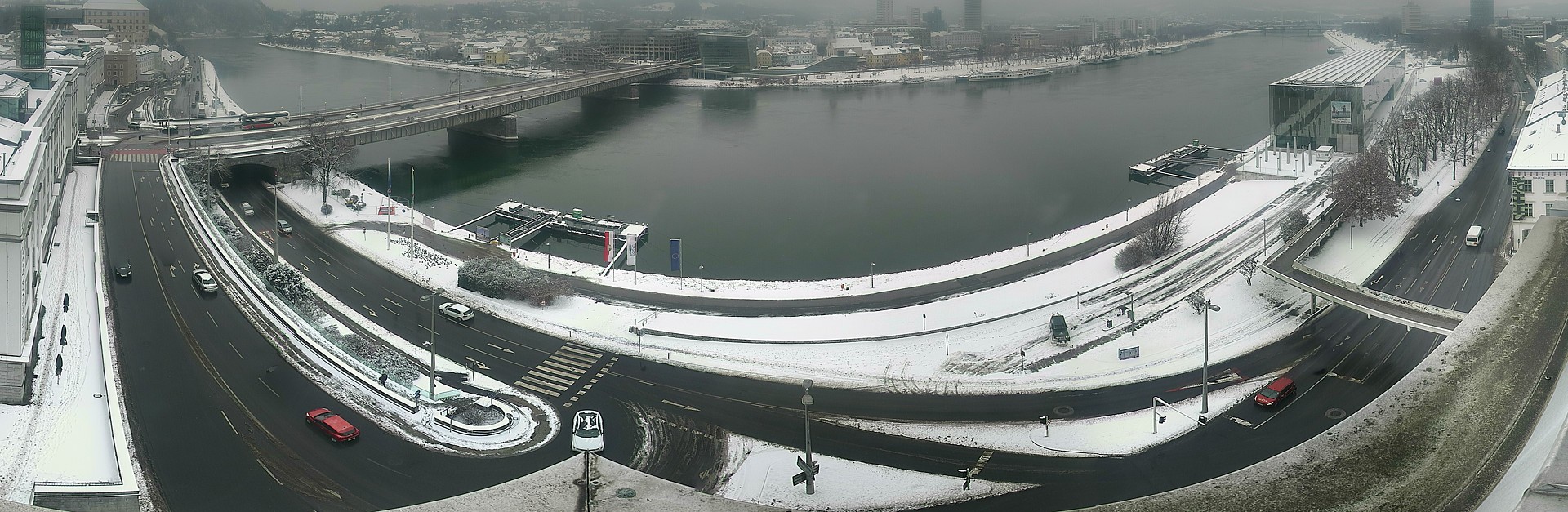 Archived image Webcam Linz: Generali building at the Danube