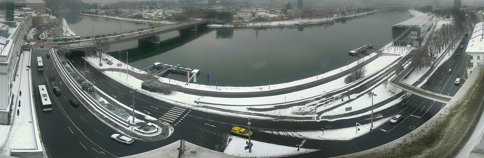 Archived image Webcam Linz: Generali building at the Danube