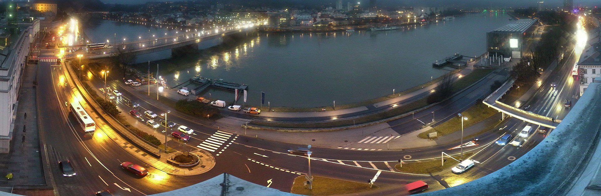 Archived image Webcam Linz: Generali building at the Danube