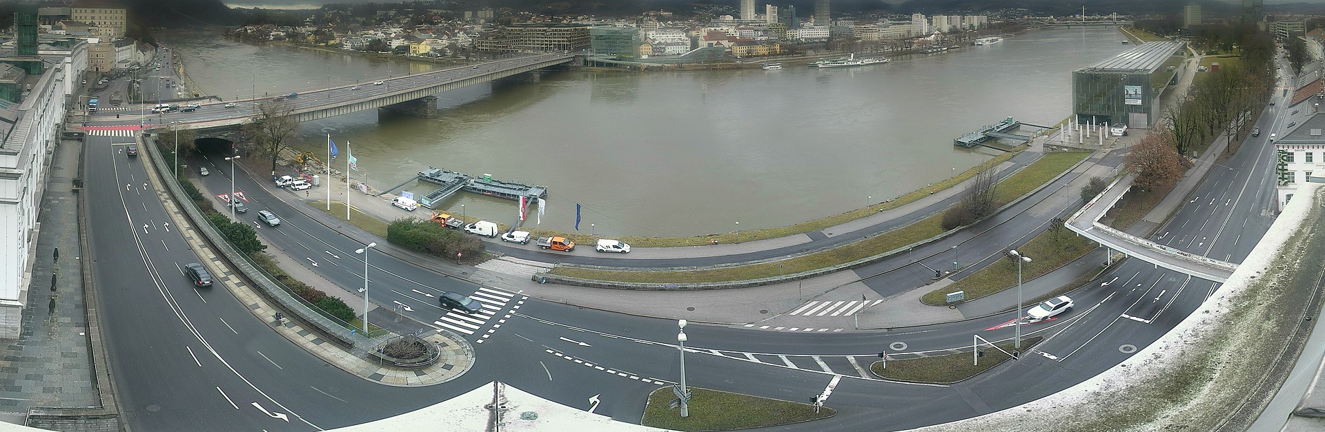Archived image Webcam Linz: Generali building at the Danube