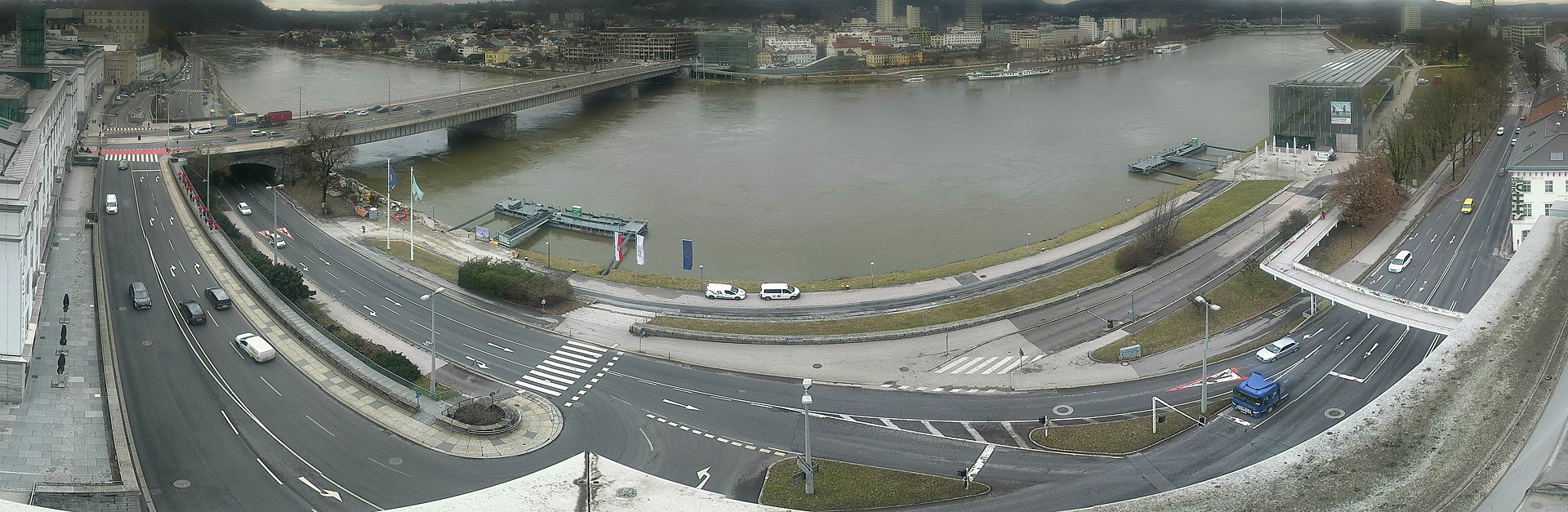 Archived image Webcam Linz: Generali building at the Danube