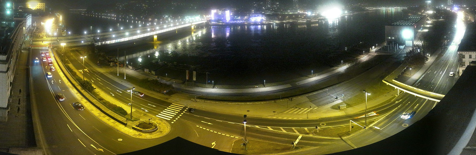 Archived image Webcam Linz: Generali building at the Danube