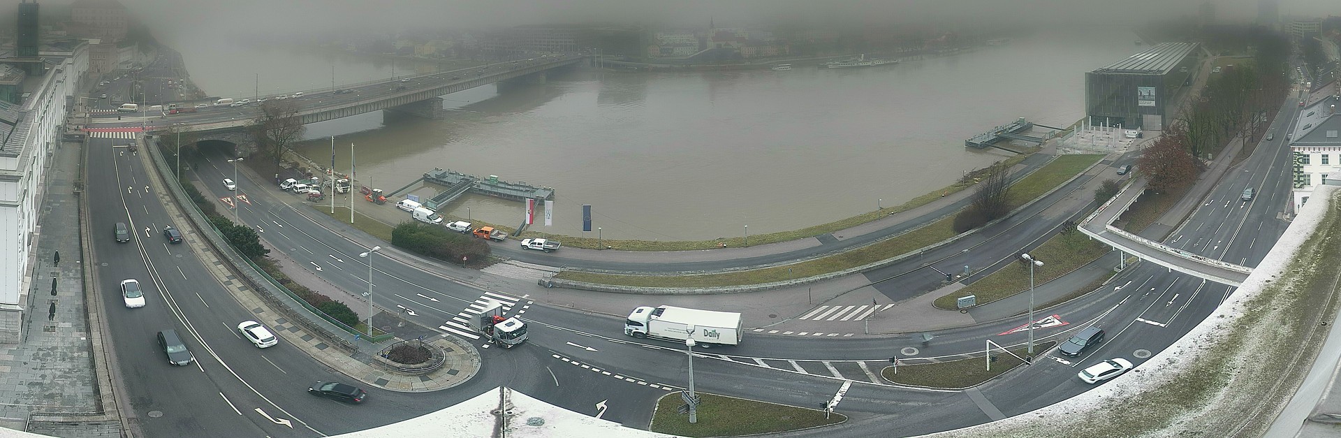 Archived image Webcam Linz: Generali building at the Danube