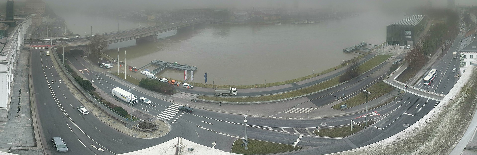 Archived image Webcam Linz: Generali building at the Danube