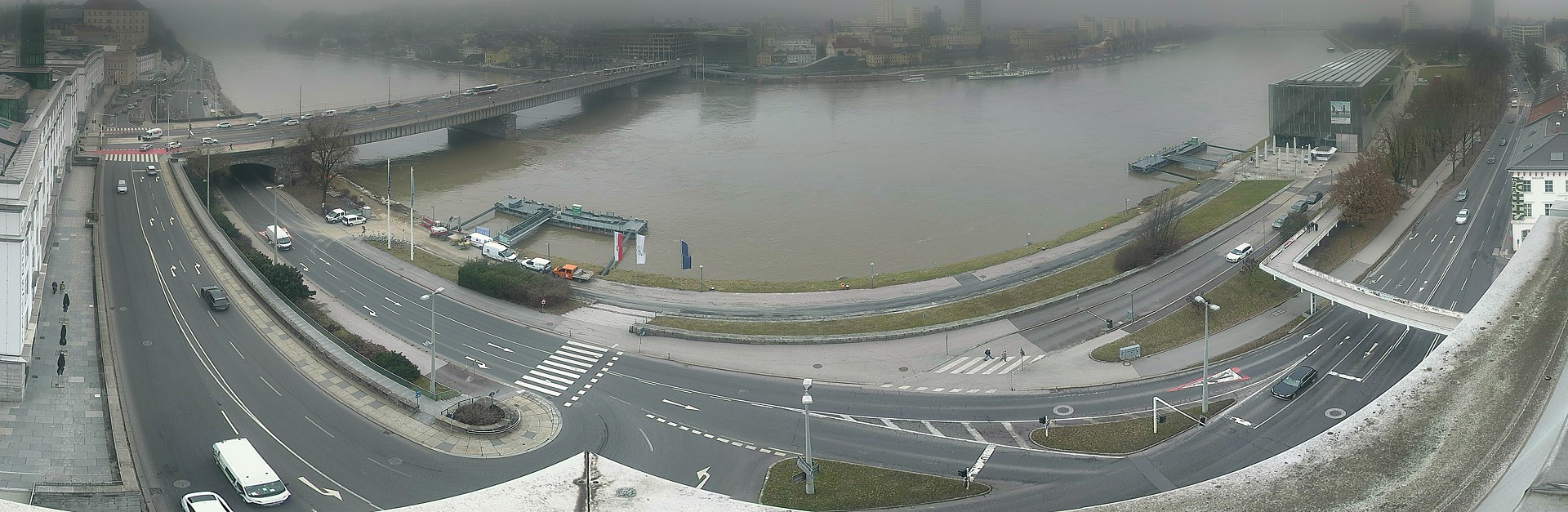 Archived image Webcam Linz: Generali building at the Danube