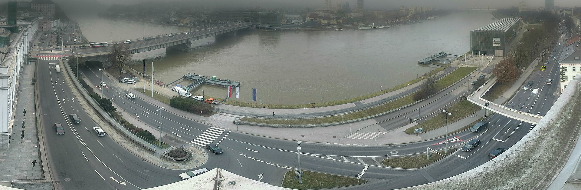 Archived image Webcam Linz: Generali building at the Danube