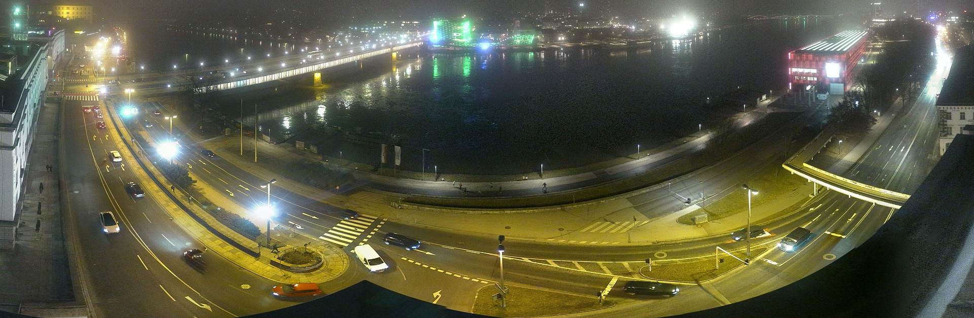 Archived image Webcam Linz: Generali building at the Danube