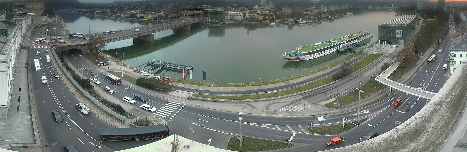 Archiv Foto Webcam Linz: Donaulände und Nibelungenbrücke