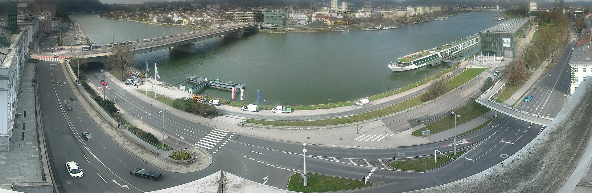 Archiv Foto Webcam Linz: Donaulände und Nibelungenbrücke