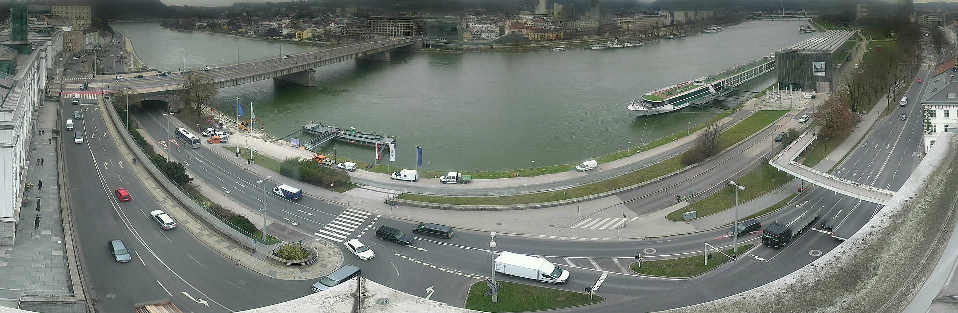 Archiv Foto Webcam Linz: Donaulände und Nibelungenbrücke