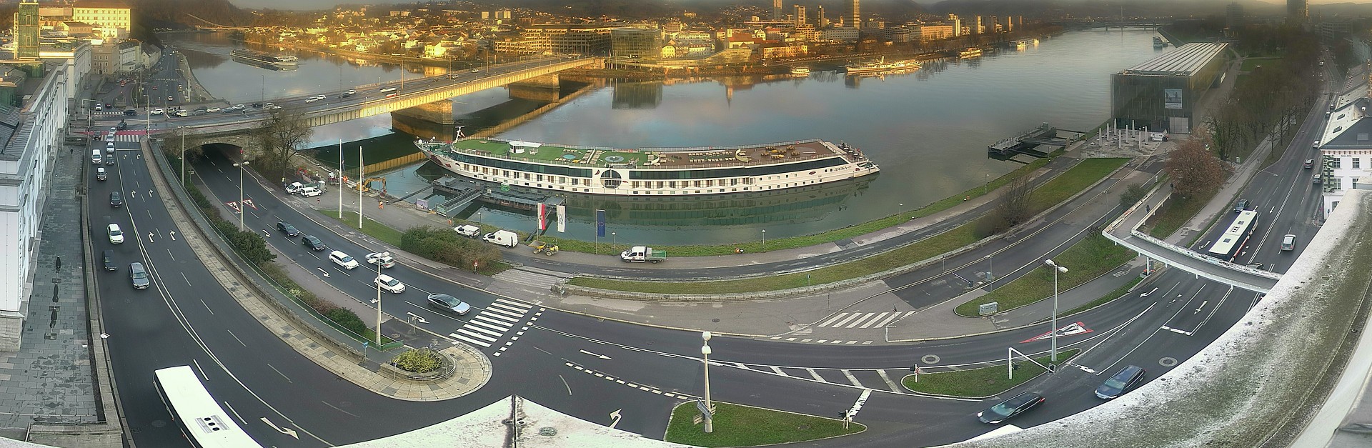 Archiv Foto Webcam Linz: Donaulände und Nibelungenbrücke