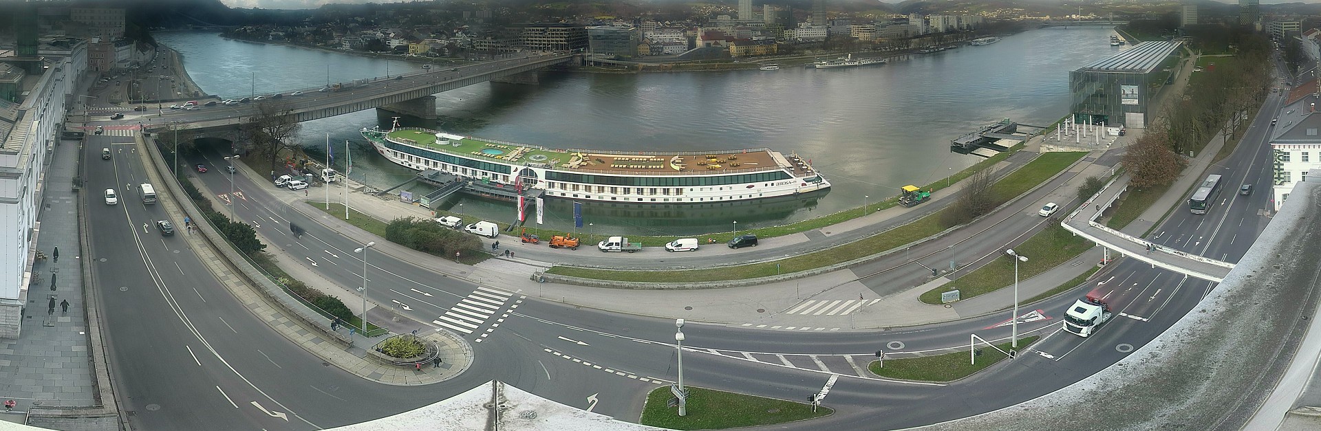 Archiv Foto Webcam Linz: Donaulände und Nibelungenbrücke
