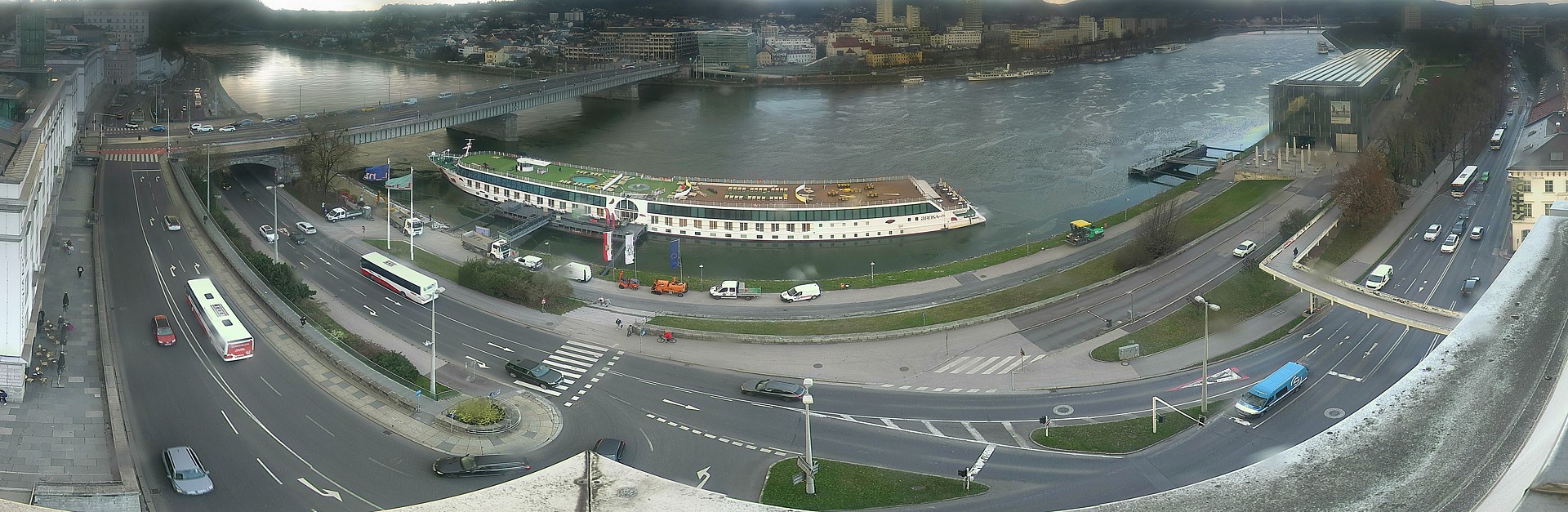 Archiv Foto Webcam Linz: Donaulände und Nibelungenbrücke
