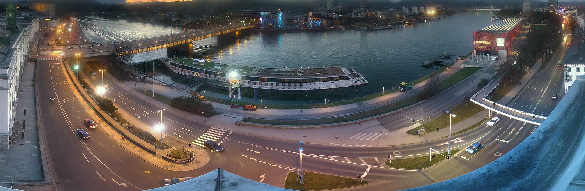 Archiv Foto Webcam Linz: Donaulände und Nibelungenbrücke