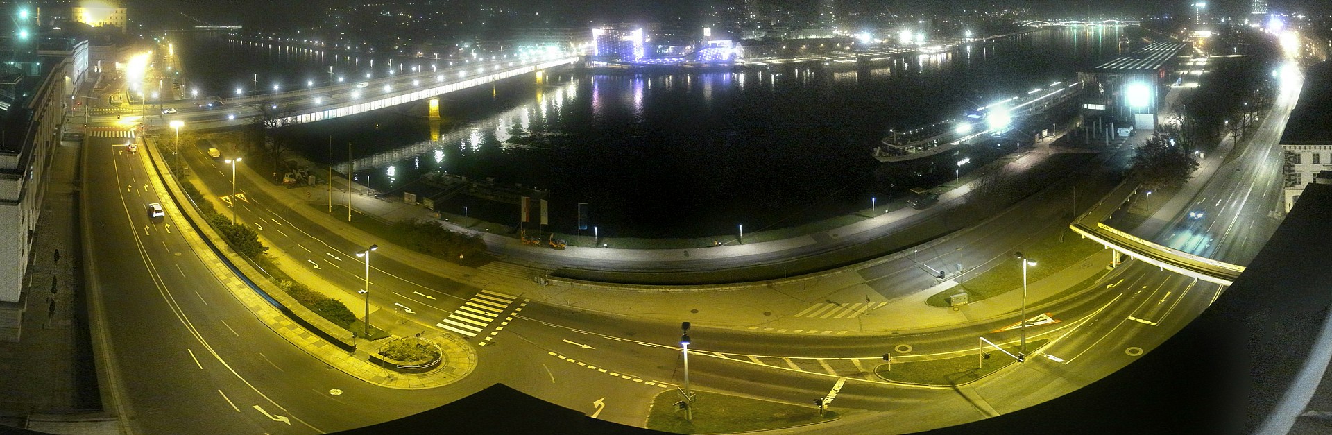 Archived image Webcam Linz: Generali building at the Danube