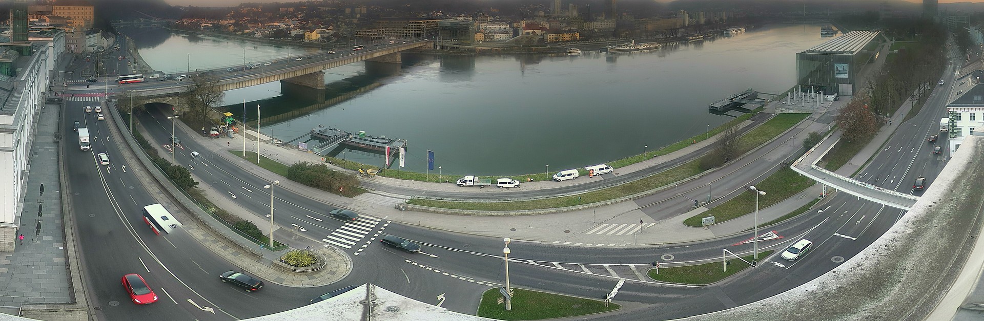 Archived image Webcam Linz: Generali building at the Danube