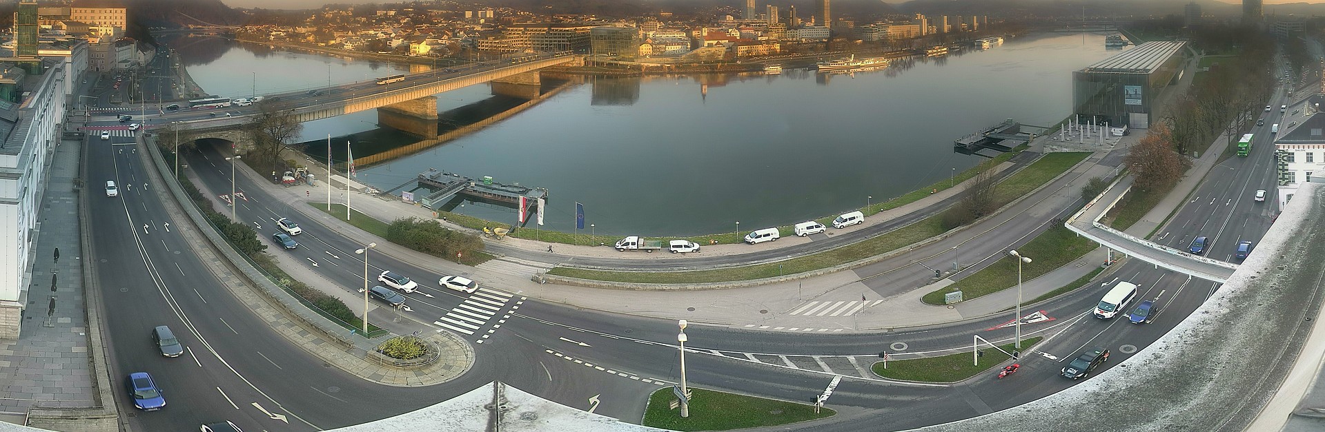 Archived image Webcam Linz: Generali building at the Danube