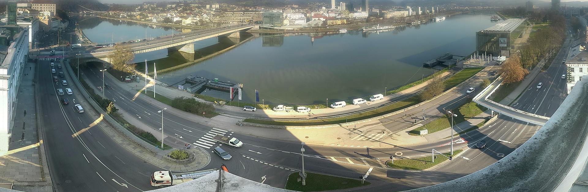 Archived image Webcam Linz: Generali building at the Danube