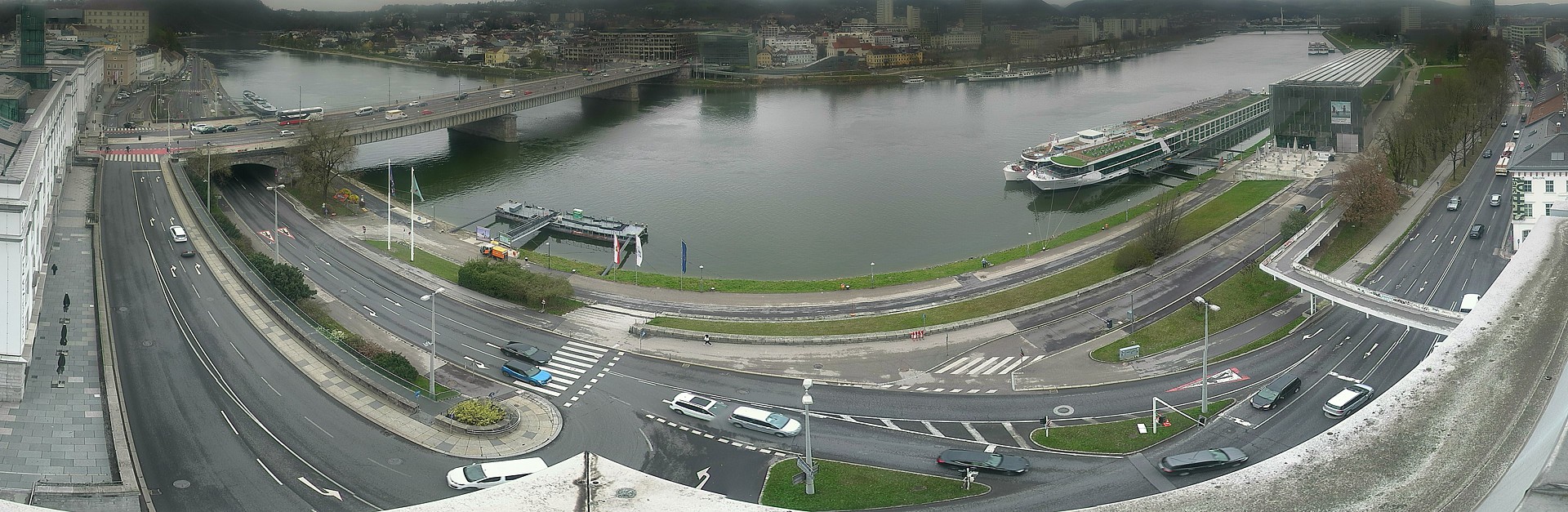Archiv Foto Webcam Linz: Donaulände und Nibelungenbrücke