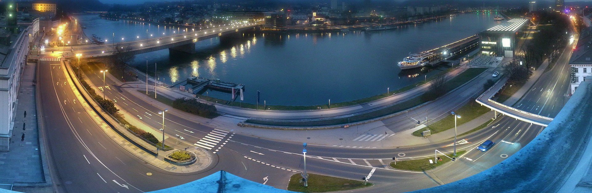 Archiv Foto Webcam Linz: Donaulände und Nibelungenbrücke
