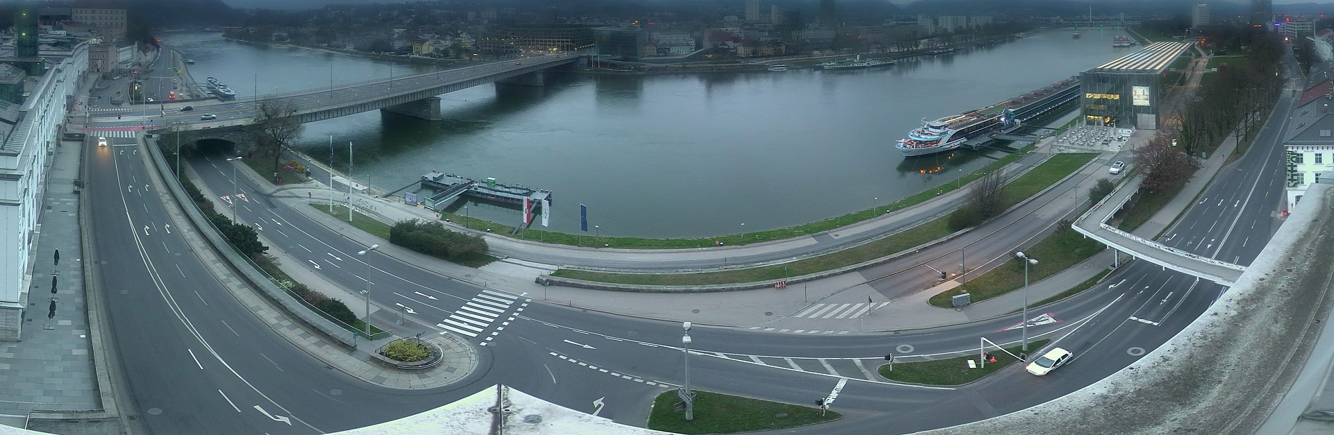 Archiv Foto Webcam Linz: Donaulände und Nibelungenbrücke